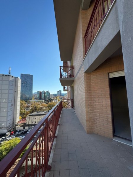 Tirane, jepet me qera zyre Kati 8, 145 m² 2.000 € (TORRE DRIN QENDER)