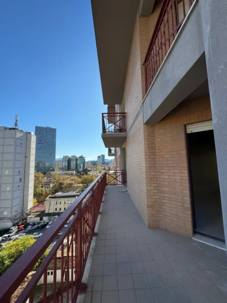 Tirane, jepet me qera zyre Kati 8, 145 m² 2.000 € (TORRE DRIN QENDER)