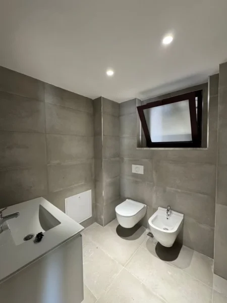 Tirane, jepet me qera zyre Kati 8, 145 m² 2.000 € (TORRE DRIN QENDER)