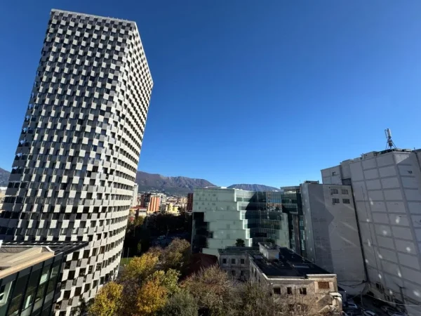 Tirane, jepet me qera zyre Kati 8, 145 m² 2.000 € (TORRE DRIN QENDER)