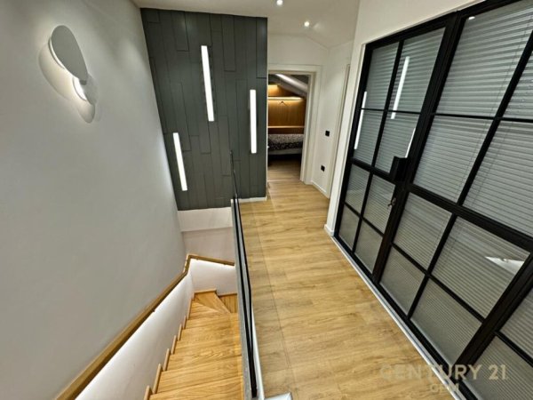 Tirane, jap me qera apartament 3+1+3+ 2 POSTE PARKIMI+VERANDE , 220 m² 1.600 € (Selite)