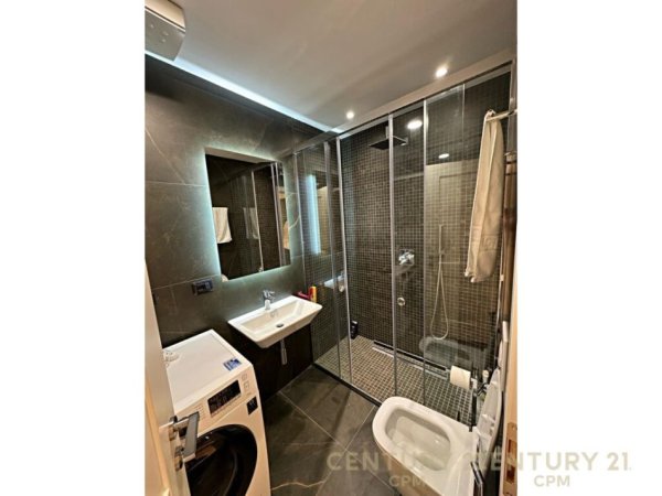 Tirane, jap me qera apartament 3+1+3+ 2 POSTE PARKIMI+VERANDE , 220 m² 1.600 € (Selite)
