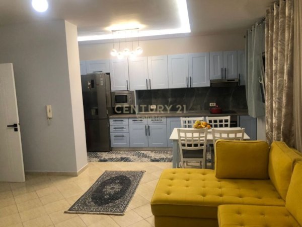 Tirane, jap me qera apartament 2+1 , 90 m² 650 € (Komuna e Parisit)