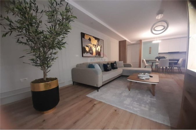 Tirane, jepet me qera apartament 2+1 , 1.000 € (Komuna e Parisit)