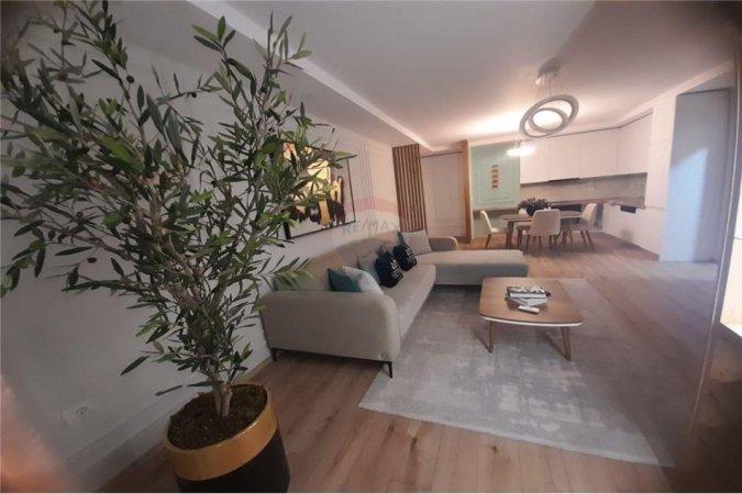Tirane, jepet me qera apartament 2+1 , 1.000 € (Komuna e Parisit)