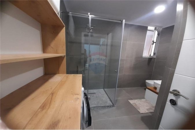 Tirane, jepet me qera apartament 2+1 , 1.000 € (Komuna e Parisit)