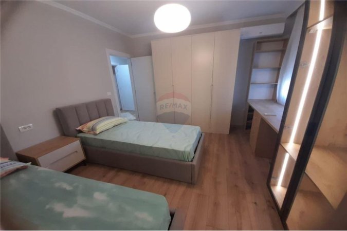 Tirane, jepet me qera apartament 2+1 , 1.000 € (Komuna e Parisit)