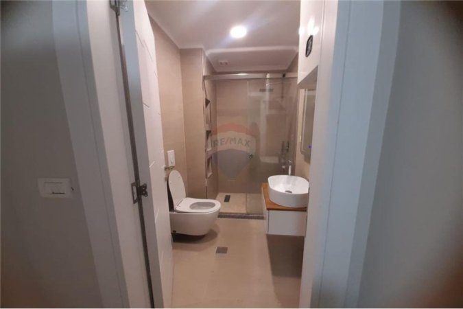 Tirane, jepet me qera apartament 2+1 , 1.000 € (Komuna e Parisit)