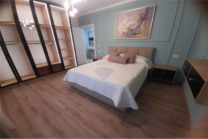 Tirane, jepet me qera apartament 2+1 , 1.000 € (Komuna e Parisit)