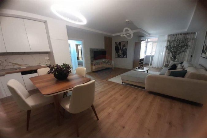 Tirane, jepet me qera apartament 2+1 , 1.000 € (Komuna e Parisit)