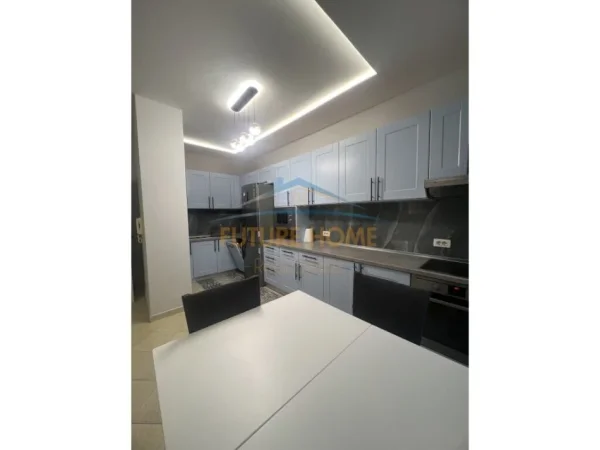 Tirane, jepet me qera apartament 2+1 Kati 4, 86 m² 650 € (KOMUNA PARISIT)