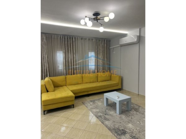 Tirane, jepet me qera apartament 2+1 Kati 4, 86 m² 650 € (KOMUNA PARISIT)
