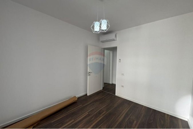 Tirane, jepet me qera apartament 2+1 , 550 € (Fusha e Aviacionit)