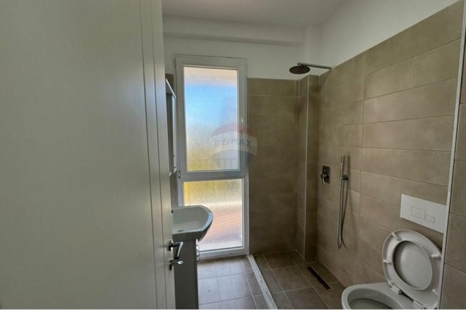 Tirane, jepet me qera apartament 2+1 , 550 € (Fusha e Aviacionit)