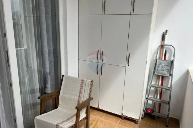 Tirane, jepet me qera apartament 2+1 , 500 € (Ali Demi)