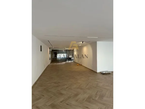Tirane, jepet me qera ambjent biznesi Kati 1, 135 m² 800 € (Rruga e Dibres, Komisariati 4)