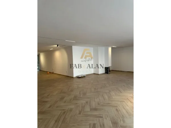 Tirane, jepet me qera ambjent biznesi Kati 1, 135 m² 800 € (Rruga e Dibres, Komisariati 4)