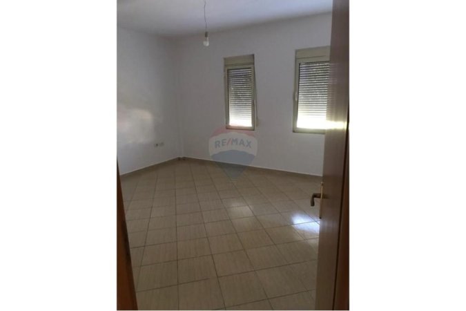 Tirane, jepet me qera apartament 2+1 , 600 € (Komuna e Parisit)