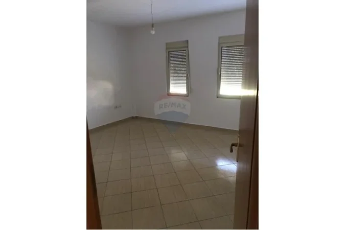 Tirane, jepet me qera apartament 2+1 , 600 € (Komuna e Parisit)