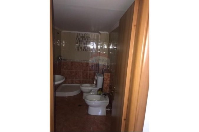 Tirane, jepet me qera apartament 2+1 , 600 € (Komuna e Parisit)