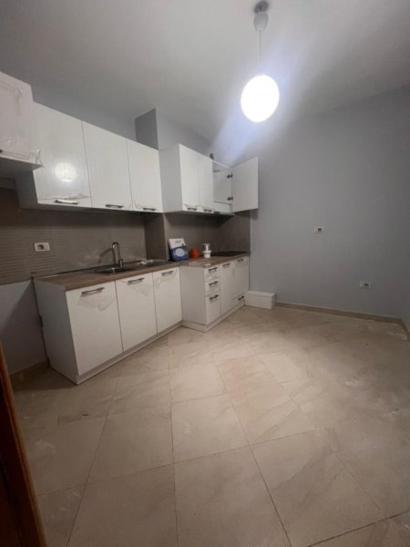 Tirane, jepet me qera apartament 2+1 Kati 2, 135 m² 700 € (Ish Stacioni i Trenit)