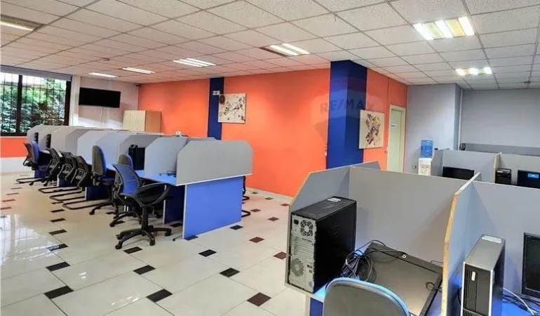 Tirane, jap me qera zyre , 293 m² 3.000 € 