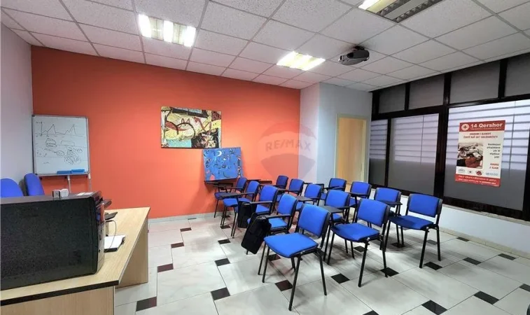 Tirane, jap me qera zyre , 293 m² 3.000 € 