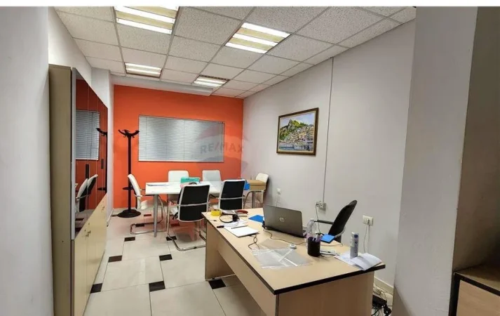Tirane, jap me qera zyre , 293 m² 3.000 € 