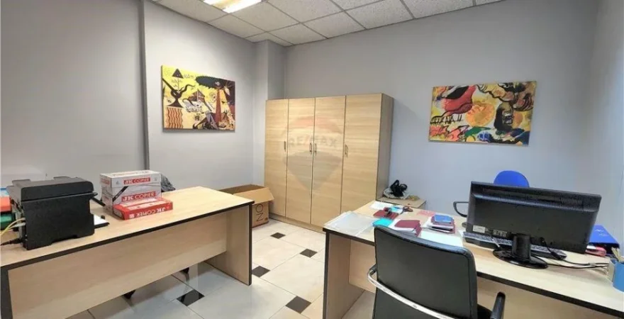 Tirane, jap me qera zyre , 293 m² 3.000 € 