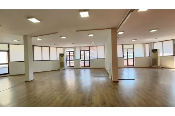 Tirane, jepet me qera ambjent biznesi Kati 8, 340 m² 3.400 € (Bllok, Rruga Ismail Qemali)