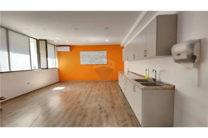 Tirane, jepet me qera ambjent biznesi Kati 8, 340 m² 3.400 € (Bllok, Rruga Ismail Qemali)