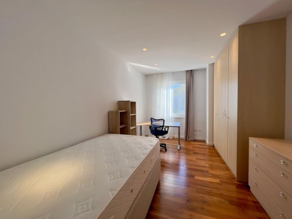 Tirane, jepet me qera Vile 5+1+Aneks+Ballkon , 593 m² 4.500 € (teg)