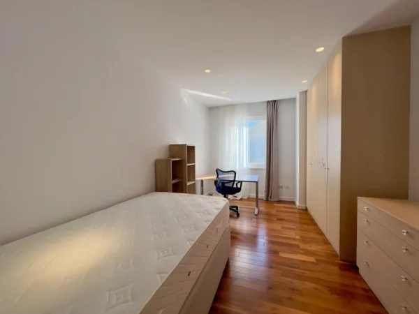 Tirane, jepet me qera Vile 5+1+Aneks+Ballkon , 593 m² 4.500 € (teg)