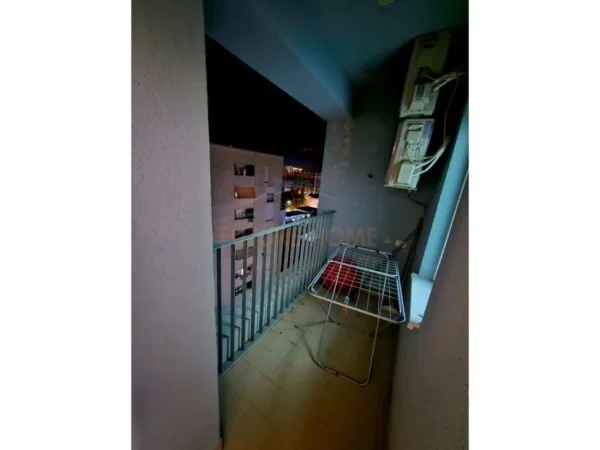 Tirane, jepet me qera 1+1 Kati 8, 600 € (Kompleksi Magnet, 21 Dhjetori)