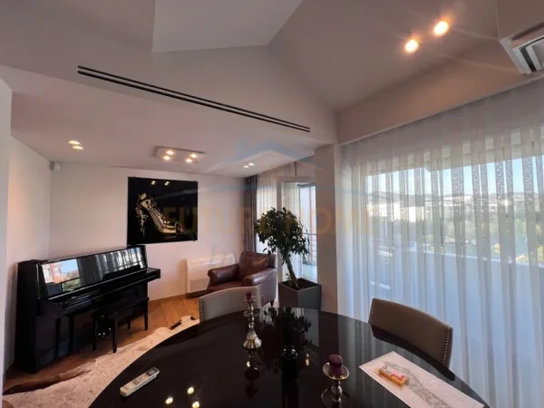 Tirane, jepet me qera Vile 3 Katshe , 432 m² 4.000 € (Sunrise Residence, Tiranë.)
