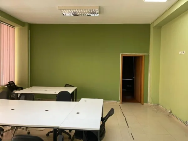 Tirane, jepet me qera ambjent biznesi Kati 1, 150 m² 1.400 € (komuna parisit)