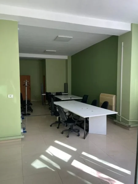 Tirane, jepet me qera ambjent biznesi Kati 1, 150 m² 1.400 € (komuna parisit)