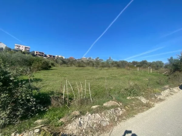 Tirane, shitet toke , 195.000 € (LUNDER)