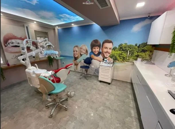 Tirane, Shitet Ambient Komercial (I KONVERTUAR NE 2 DYQANE), cmimi120.000 € (SHKOLLA E BASHKUAR)