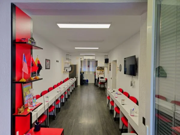 Tirane, jepet me qera ambjent biznesi Kati 0, 99 m² 700 € (Rruga Muhamet Gjollesha, Tirana, Albania)