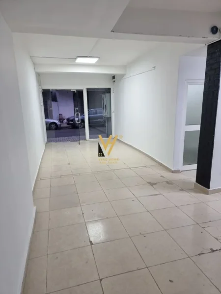 Tirane, jepet me qera dyqan Kati 0, 45 m² 500 € (LAPRAKE)