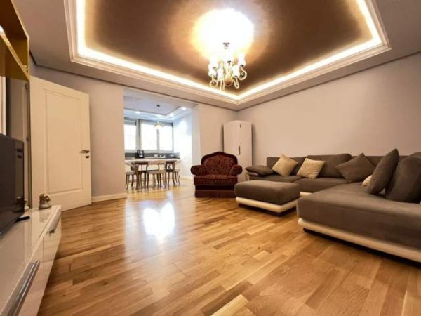 Tirane, jepet me qera apartament 2+1 Kati 1, 96 m² 800 Euro (Qender)