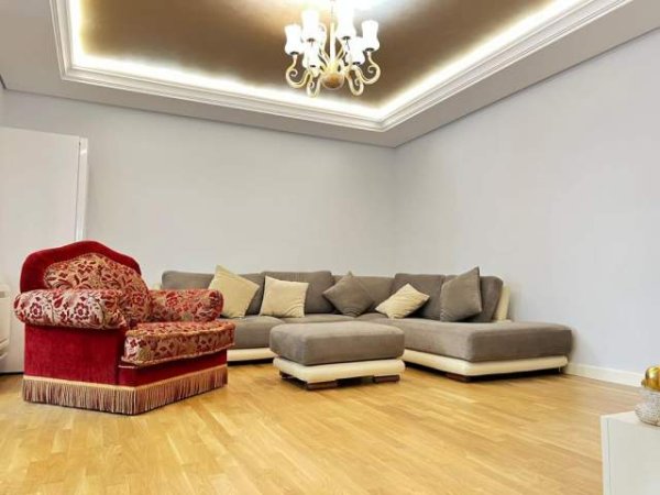 Tirane, jepet me qera apartament 2+1 Kati 1, 96 m² 800 Euro (Qender)