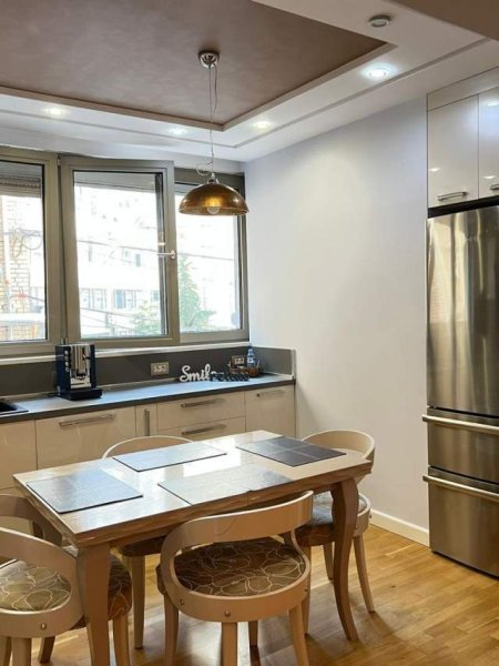 Tirane, jepet me qera apartament 2+1 Kati 1, 96 m² 800 Euro (Qender)