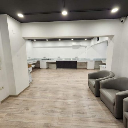 Tirane, jepet me qera zyre Kati 4, 110 m² 800 Euro (prane shkolles 11 Janari)