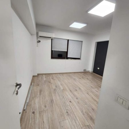 Tirane, jepet me qera zyre Kati 4, 110 m² 800 Euro (prane shkolles 11 Janari)