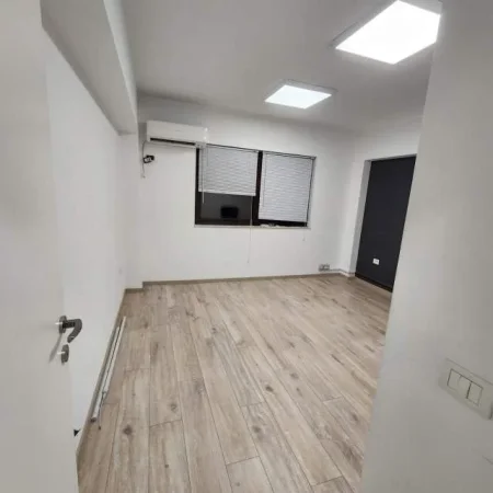 Tirane, jepet me qera zyre Kati 4, 110 m² 800 Euro (prane shkolles 11 Janari)