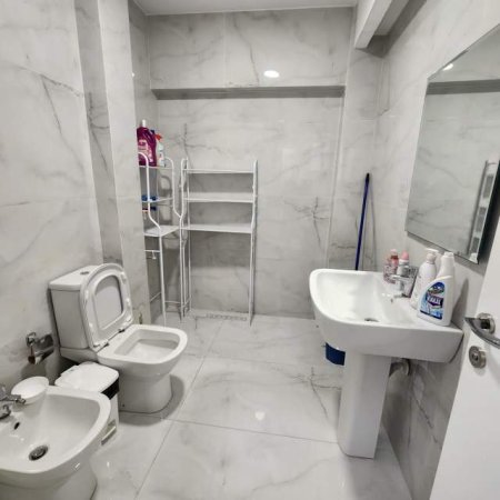 Tirane, jepet me qera zyre Kati 4, 110 m² 800 Euro (prane shkolles 11 Janari)