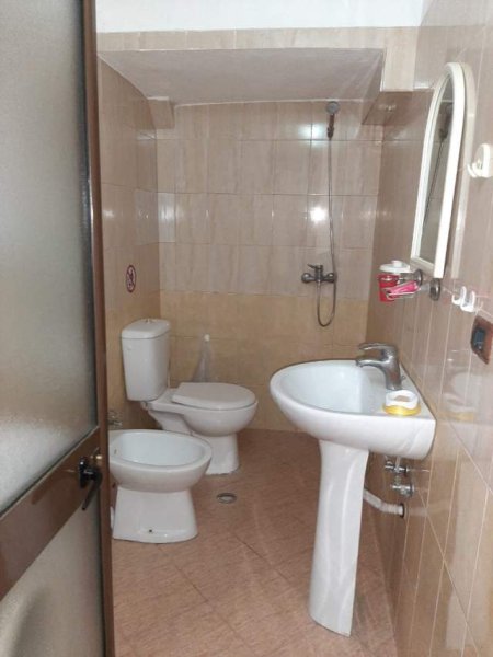 Tirane, jepet me qera apartament 1+1 Kati 1, 47 m² 32.000 Leke (rruga Kongresi i Manastirit)