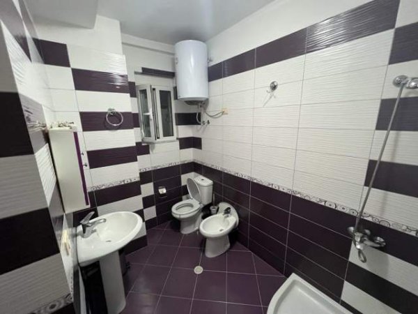 Korce, jepet me qera apartament 1+1 Kati 6, 82 m² 250 Euro (Pranë Shën Marias)